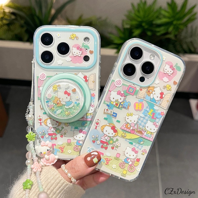 Pu&ograve; includere: Due custodie trasparenti per telefono a tema Hello Kitty. Una custodia ha un pop socket con glitter e un design Hello Kitty. Entrambe le custodie presentano un bordo azzurro e sono decorate con personaggi di Hello Kitty in varie scene.