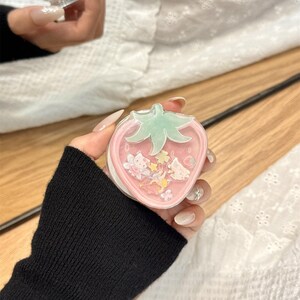 以下が含まれることがあります： クリーム、ライトグレー、ダークグレーの3色の、つや消し仕上げの陶器製マグカップのセット。 各マグカップはシンプルでミニマリストなデザインで、コーヒーや紅茶に最適です。