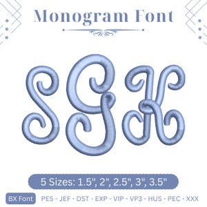 Op de afbeelding: Een digitaal borduurmonogramlettertype met de letters S, G en K in een lichtblauwe satijnsteek. De tekst Monogram Font staat bovenaan en een banner onderaan vermeldt 5 Sizes: 1.5", 2", 2.5", 3", 3.5" en de bestandsformaten BX, PES, JEF, DST, EXP, VIP, VP3, HUS, PEC, XXX.