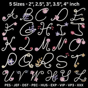 Puede incluir: Un conjunto de alfabeto bordado con letras cursivas blancas decoradas con varios motivos florales, de corazones y geométricos en rosa, morado y dorado. El texto 5 Sizes - 2", 2.5", 3", 3.5", 4" inch y los formatos PES, JEF, DST, PEC, HUS, EXP, VIP, VP3, XXX son visibles.