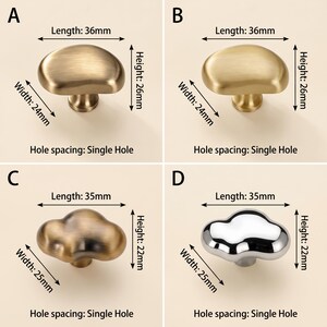 Op de afbeelding: Vier metalen kastknoppen gelabeld A, B, C en D. Knoppen A en B zijn kiezelvormig met een lengte van 36mm, breedte van 24mm en hoogte van 26mm. Knoppen C en D zijn wolk-vormig met een lengte van 35mm, breedte van 25mm en hoogte van 22mm. Alle zijn enkelgats.