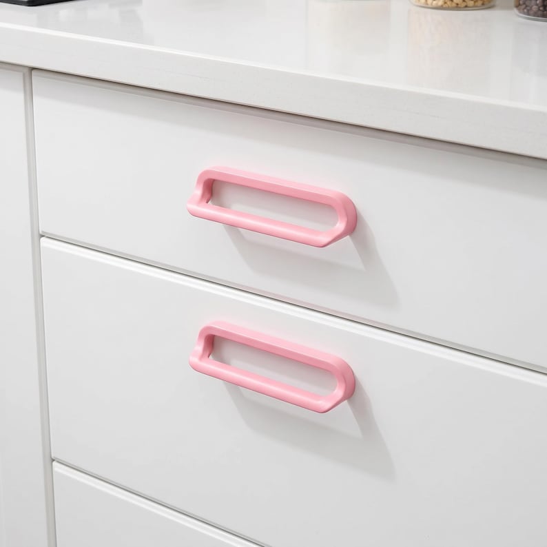 Lekfulla skåphandtag och knoppar, Loop-lådhandtag, Moderna byråhandtag, Skåpbeslag till barnrum, Skåphandtag till barnrum, Heminredning bild 5
