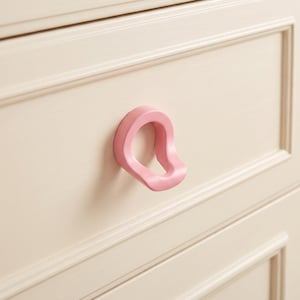 Lekfulla skåphandtag och knoppar, Loop-lådhandtag, Moderna byråhandtag, Skåpbeslag till barnrum, Skåphandtag till barnrum, Heminredning bild 4