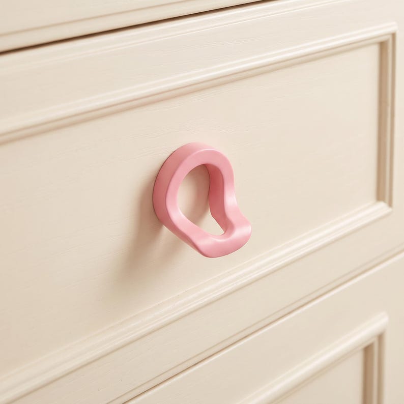 Lekfulla skåphandtag och knoppar, Loop-lådhandtag, Moderna byråhandtag, Skåpbeslag till barnrum, Skåphandtag till barnrum, Heminredning bild 4