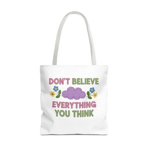 No creas todo lo que piensas. Bolso tote con estampado floral de nube morada / afirmación, estampado para jardín.