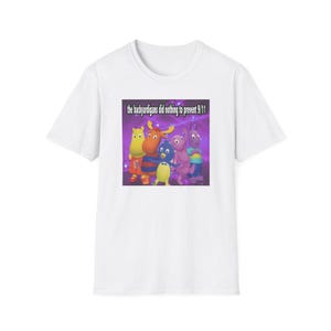 Może przedstawiać: Biały t-shirt z krótkim rękawem z nadrukiem graficznym przedstawiającym postacie z Backyardigans na fioletowym tle. Nad postaciami znajduje się napis, the backyardigans did nothing to prevent 9/11 białą czcionką.