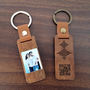 Puede incluir: Un juego de tres tazas de cerámica con un acabado mate moteado. Las tazas son en tonos crema, gris claro y gris oscuro. Cada taza tiene un diseño simple y minimalista, perfecto para café o té.