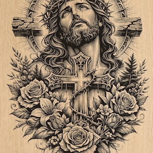 Könnte beinhalten: Detaillierte Schwarz-Weiß-Illustration von Jesus mit Dornenkrone und Kreuz im Hintergrund. Das Bild ist von Rosen, Lilien und floralen Elementen umgeben, vor einem Hintergrund mit Holzmaserung.