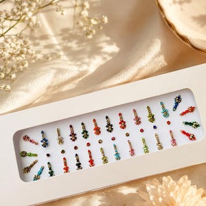 Pegatinas de bindi largas con diamantes de imitación multicolor: joyas faciales autoadhesivas.