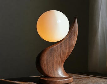 Sculpturale houten tafellamp, abstracte S-vormige basis met doorschijnende bolkap, minimalistische bedverlichting voor Wabi Sabi-slaapkamer