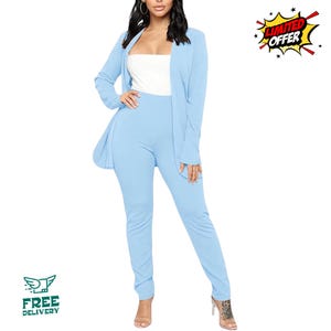 Puede incluir: Un traje pantalón azul claro, compuesto por una blazer y pantalones ajustados. La blazer es de frente abierto, y los pantalones son de color liso. El conjunto se combina con una camiseta blanca y zapatos de tacón alto. La imagen también incluye el texto "LIMITED OFFER" y "FREE DELIVERY".