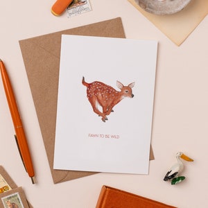 Kitz to be Wild Grußkarte | Süße Hirsch Karte | Baby Reh Illustration | Neues Baby Karte | Geboren um wild zu sein