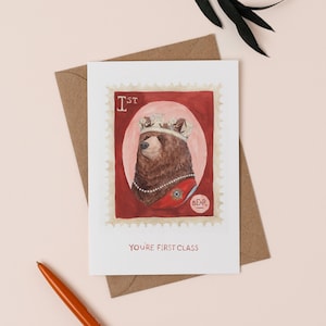 Vous êtes une carte de vœux de première classe | Illustration de timbre-poste | Dessin de la reine des ours | Carte Roi ours | Dessin animalier royal britannique