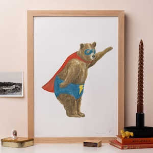 Stampa di un orso bruno supereroe: divertente decorazione murale per bambini