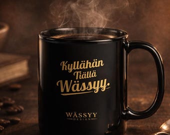 Kyllähän Tiällä Wässyy-zwarte glanzende mok, grappige Finse koffiemok - zwarte glanzende koffiekop - cadeau-idee - Savonian mok
