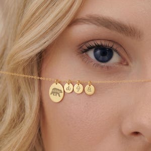 Naszyjnik z inicjałami ze złota 14k, naszyjnik dla mamy i babci z inicjałami dzieci, spersonalizowany naszyjnik z kwiatami z okazji narodzin dziecka, grawerowany na zamówienie dysk