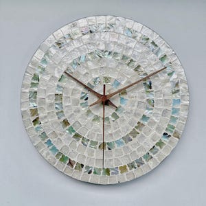 Orologio da parete in madreperla, orologio silenzioso con mosaico di conchiglie di abalone da 30 cm, decorazione per casa al mare, opera d'arte da parete fatta a mano in conchiglie di capiz, regalo boho