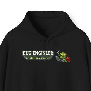 Può includere: Felpa con cappuccio nera con tasca frontale e coulisse. La felpa presenta la scritta "BUG ENGINEER" sopra una grafica di un insetto dei cartoni animati con gli occhiali che lavora su un laptop. Il testo "creating job security" è sotto.