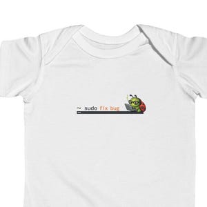 Könnte beinhalten: Weißer Baby-Body mit einer Grafik einer Brille tragenden Marienkäfers und einem Computerbildschirm. Der Text "sudo fix bug" ist über dem Marienkäfer aufgedruckt. Der Body besteht aus weichem Material.