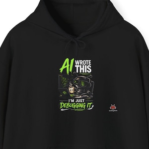 Può includere: Felpa con cappuccio nera con tasca frontale e coulisse. La grafica frontale dice "AI WROTE THIS, I'M JUST DEBUGGING IT" in verde e bianco. È presente anche un'immagine di un robot dei cartoni animati.