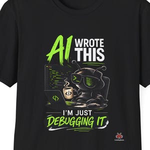 Könnte beinhalten: Schwarzes T-Shirt mit einer Grafik, die einen Cartoon-Alien mit Sonnenbrille zeigt, der an einem Laptop codiert und Kaffee trinkt. Der Text lautet "AI WROTE THIS, I'M JUST DEBUGGING IT" in Grün und Weiß.