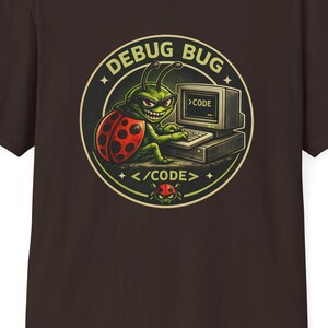 Peut inclure: T-shirt marron avec un motif circulaire portant l'inscription "DEBUG BUG". Le motif représente un insecte vert avec une carapace de coccinelle, travaillant sur un ordinateur rétro. Le motif comprend le texte "</CODE>" et "CODE."