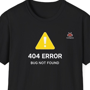 Könnte beinhalten: Schwarzes T-Shirt mit einem gelben Warnschild und dem weißen Text "404 ERROR BUG NOT FOUND". Ein kleines Logo befindet sich oben rechts. Das T-Shirt hat einen Rundhalsausschnitt und kurze Ärmel.