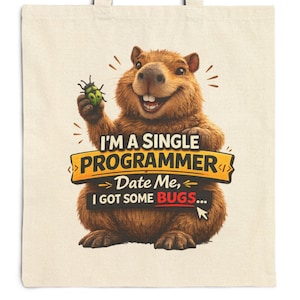 Op de afbeelding: Crèmekleurige draagtas met een cartoon bever die een insect vasthoudt. De bever lacht, en de tekst luidt "I'M A SINGLE PROGRAMMER Date Me, I GOT SOME BUGS..." De tas heeft lange hengsels en een eenvoudig ontwerp.