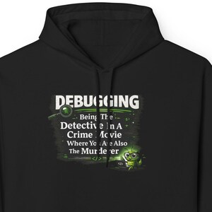 Può includere: Felpa con cappuccio nera con tasca frontale e cappuccio con coulisse. La parte anteriore della felpa presenta la scritta "DEBUGGING" sopra il testo "Being The Detective In A Crime Movie Where You Are Also The Murderer."