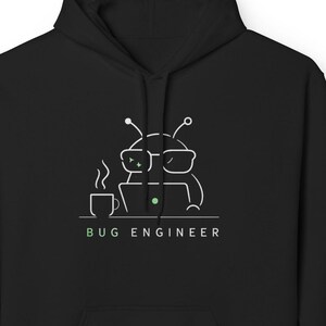 Può includere: Felpa con cappuccio nera con tasca frontale e grafica bianca. La grafica presenta un disegno a tratto di una persona con occhiali e antenne, che lavora su un laptop, con la scritta "BUG ENGINEER" sotto.