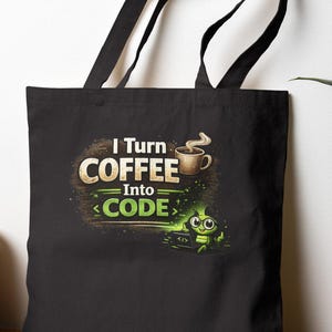 Op de afbeelding: Zwarte draagtas met de tekst "I Turn Coffee Into Code" in witte en gouden letters. Het ontwerp bevat een koffiekopje en een groene afbeelding. De tas heeft zwarte handvatten en is waarschijnlijk gemaakt van canvas of een vergelijkbaar materiaal.