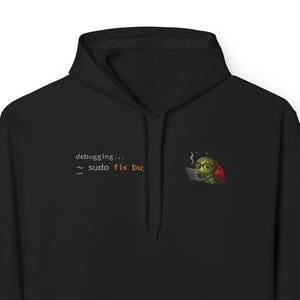 Può includere: Felpa con cappuccio nera con tasca frontale. La felpa presenta il testo "debugging... ~ sudo fix bug" e un'immagine a cartoni animati di un insetto con gli occhiali che lavora su un laptop.