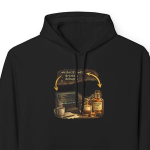 Può includere: Felpa con cappuccio nera con una grafica raffigurante un laptop, una tazza di caffè e una bottiglia di whisky. La grafica include il testo "while(tired) drink debug". Il design è nei toni del marrone, beige e giallo.