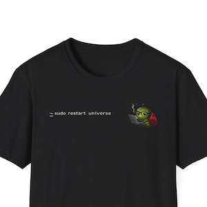 Op de afbeelding: Zwart T-shirt met de tekst "sudo restart universe" en een afbeelding van een groen personage met een bril en een laptop. Het personage rookt een sigaret. Ronde hals.