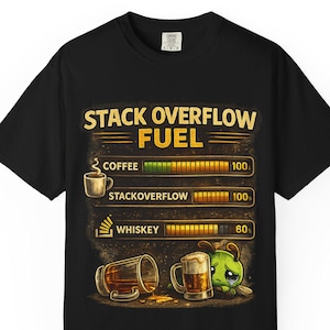 Puede incluir: Camiseta negra con un diseño gráfico humorístico. El diseño presenta el texto "STACK OVERFLOW FUEL" encima de medidores de café, Stack Overflow y whisky, cada uno con un porcentaje. Un personaje de dibujos animados está al lado de un vaso de whisky derramado.