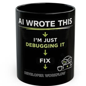 Op de afbeelding: Een witte keramische mok met een zwarte handgreep en de tekst "But First, Coffee" in een vetgedrukte, zwarte letter. De mok staat tegen een vage achtergrond, wat een gezellige setting suggereert.