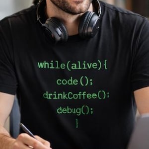 während (am Leben) Code (); drinkCoffee(); debug(); } T-Shirt | Programmierer Codierung Shirt Bild 3