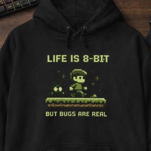 Life Is 8 Bit But Bugs Are Real Hoodie, Programmierer Hoodie, Codierung Hoodie, Gamer Geschenk, Entwickler Hoodie, Retro Pixel Art Sweatshirt