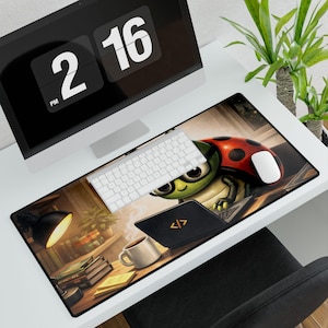 Op de afbeelding: Een bureau-opstelling met een muismat met een cartoon lieveheersbeestje. Het lieveheersbeestje draagt een bril en werkt op een laptop. Een wit toetsenbord, muis en een computerscherm met de tijd zijn ook aanwezig.