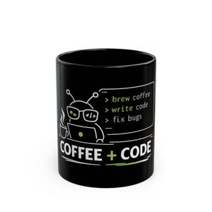 Op de afbeelding: Zwarte koffiemok met een witte afbeelding van een robot met een bril, een laptop en een koffiekopje. De tekst op de mok luidt "COFFEE + CODE" en "brew coffee, write code, fix bugs."