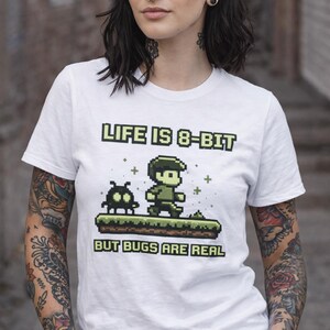 T-shirt La vie c'est 8 bits mais les insectes sont réels, t-shirt humour programmeur, t-shirt de codage, cadeau pour joueur, t-shirt développeur, t-shirt rétro pixel art