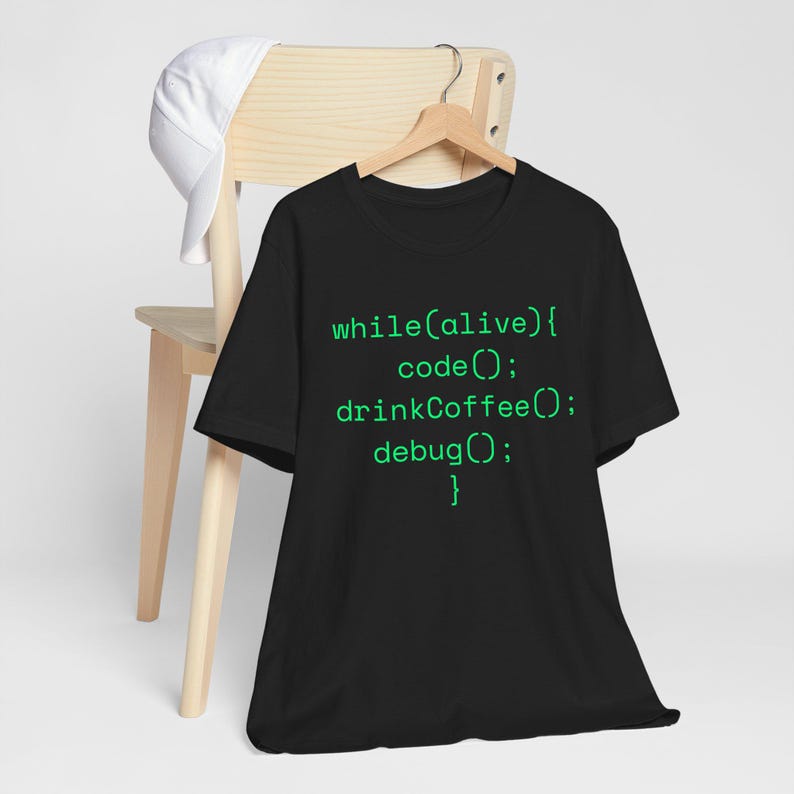 während (am Leben) Code (); drinkCoffee(); debug(); } T-Shirt | Programmierer Codierung Shirt Bild 5