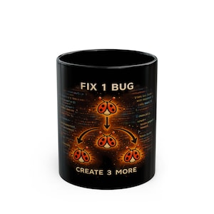 Może przedstawiać: Czarny ceramiczny kubek z napisem "FIX 1 BUG CREATE 3 MORE" i grafiką biedronek. Projekt przedstawia centralną biedronkę dzielącą się na trzy, na tle przypominającym kod.