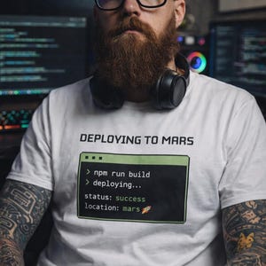 Camiseta "Despliegue en Marte" / Terminal de codificación, npm run build, Humor de desarrolladores