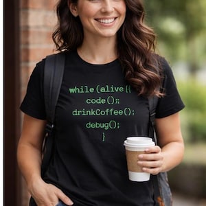 während (am Leben) Code (); drinkCoffee(); debug(); } T-Shirt | Programmierer Codierung Shirt Bild 2