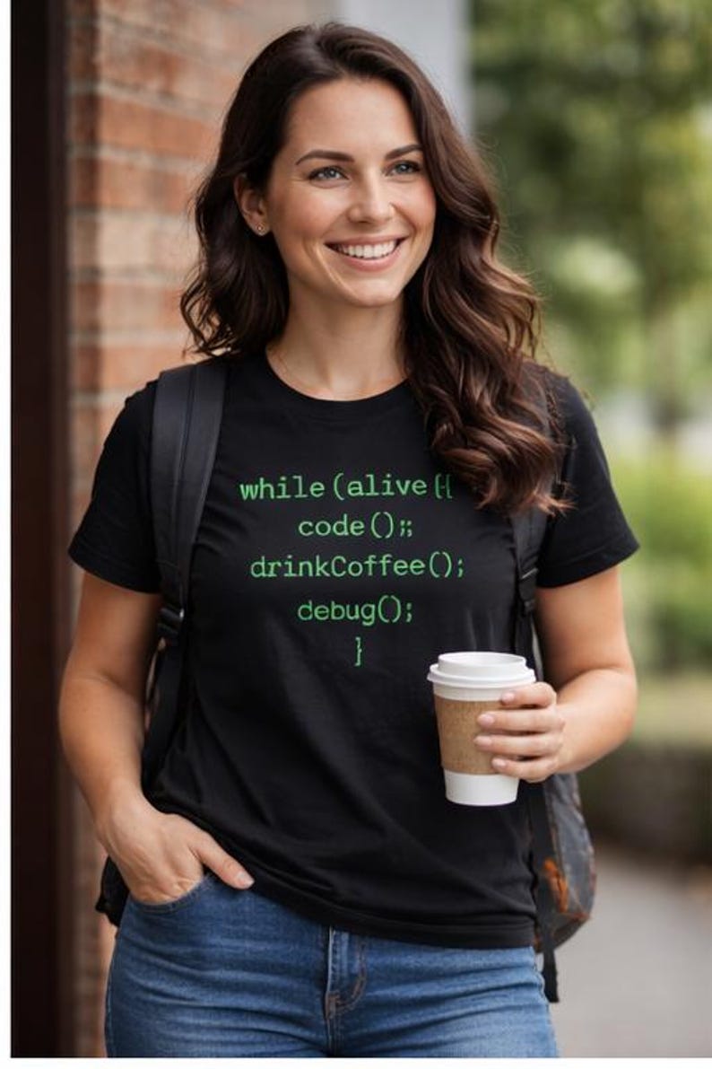 während (am Leben) Code (); drinkCoffee(); debug(); } T-Shirt | Programmierer Codierung Shirt Bild 2