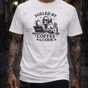 Camiseta «Fuerte gracias al café y la programación» / Diseño de portátil con esqueleto de programador y café