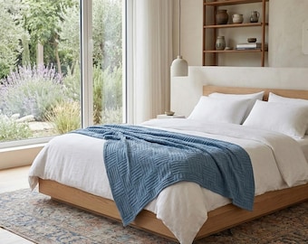 Blauwgrijze katoenen deken met wafelpatroon, getextureerde slaapbank, woondecoratie in Scandinavische stijl