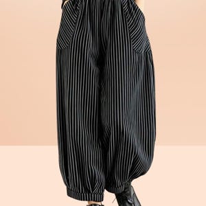 Puede incluir: Un letrero de madera rústica con el texto "Welcome to our home" en letras blancas. El letrero presenta un acabado envejecido y un diseño simple y acogedor, ideal para la decoración de la puerta principal.