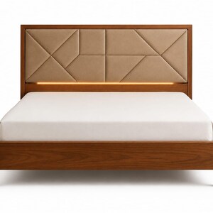 Op de afbeelding: Een houten bedframe met een rechthoekig hoofdeinde voorzien van een beige gestoffeerd paneel met geometrische stiklijnen en een geïntegreerde horizontale warme lichtstrip, gecombineerd met een effen wit matras op een massief houten basis.